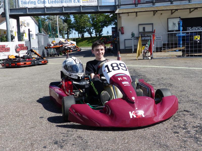 David Karl vom Motorsportclub Olching sitzt bereits seit dem vierten Lebensjahr im Kart. Nach jahrelangem Training, der Teilnahme an zahlreichen Kartslalom-Rennen, vielen Meistertiteln (zweifacher Deutscher Meister, zweifacher Bayerischer Meister, dreifacher Südbayerischer Meister sowie viele Klassen- und Gesamtsiege) hat das 13-jährige Nachwuchstalent nun ein weiteres seiner Ziele erreicht – die Kart-Rundstrecke.