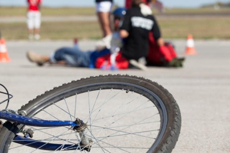 Am 25.08.2020, gegen 11.00 Uhr, fuhr eine 71jährige Gröbenzellerin mit ihrem Fahrrad auf der Freilandstraße in Richtung Birkenstraße. Bevor sie die Einmündung der Angerstraße erreicht hatte kam aus dieser ein Radfahrer um die Ecke geschossen. Er schnitt die von ihm aus gesehene Linkskurve derart, dass er mit der Gröbenzellerin zusammenstieß. 