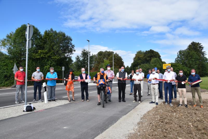 Die Kreisstraße FFB 6 südlich Mauern und der straßenbegleitende Geh- und Radweg sind fertiggestellt. Am Donnerstag, den 20. August 2020 gaben Landrat Thomas Karmasin und der Bürgermeister der Gemeinde Grafrath, Markus Kennerknecht, sie im Beisein zahlreicher Gäste für den öffentlichen Verkehr frei. 