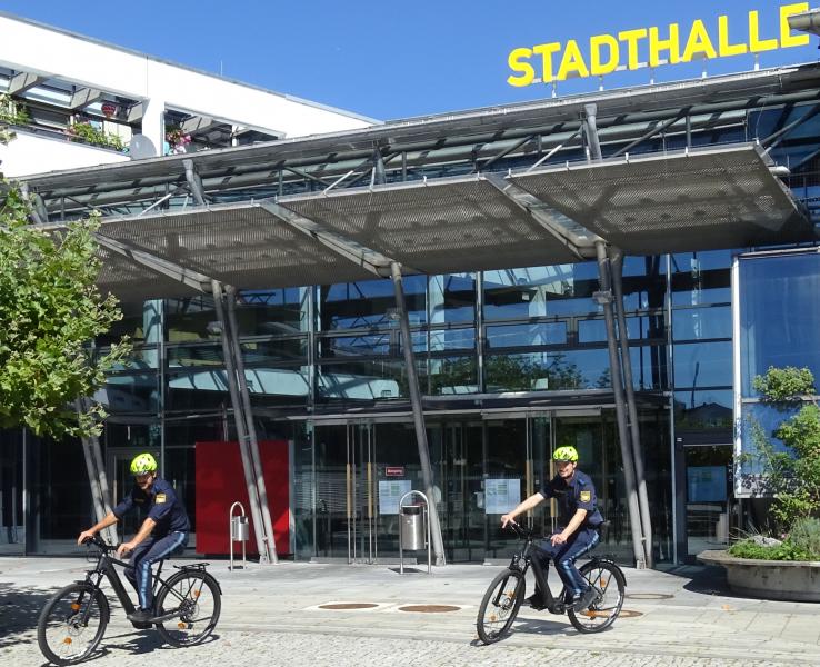In der Landeshauptstadt München und in Ingolstadt am Sitz des Polizeipräsidiums Oberbayern Nord sind sie schon unterwegs – ab sofort gehören sie nun auch zum Straßenbild in Germering, Gilching, Alling, Eichenau und Puchheim, uniformierte Pedelec-Streifen der Polizei.