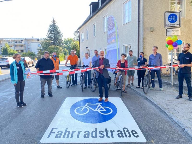  Nachdem im Juli 2019 vom Brucker Stadtrat ein Grundsatzbeschluss zur Radverkehrsförderung befasst wurde und man sich somit das Ziel gesetzt hat, den Radverkehrsanteil von 16 Prozent (2017) auf 25 Prozent bis zum Jahr 2025 zu erhöhen, gingen im August gleich zwei Sachanträge zur Einführung von Fahrradstraßen bei der Verwaltung ein. 