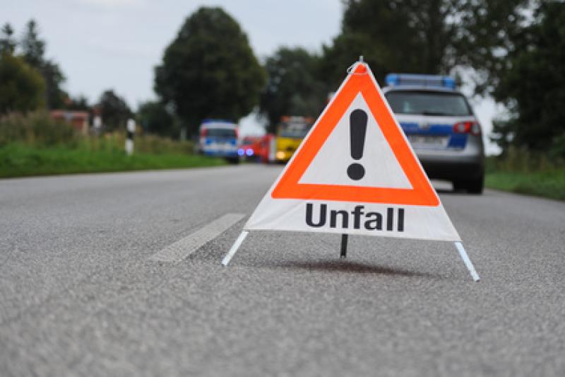 Heute gegen ca. 12.05 Uhr kam es im Ortszentrum in Alling zu einem schweren Verkehrsunfall zwischen einem 66-jährigen Motorradfahrer aus dem Landkreis Starnberg und einem Autofahrer aus Germering. 