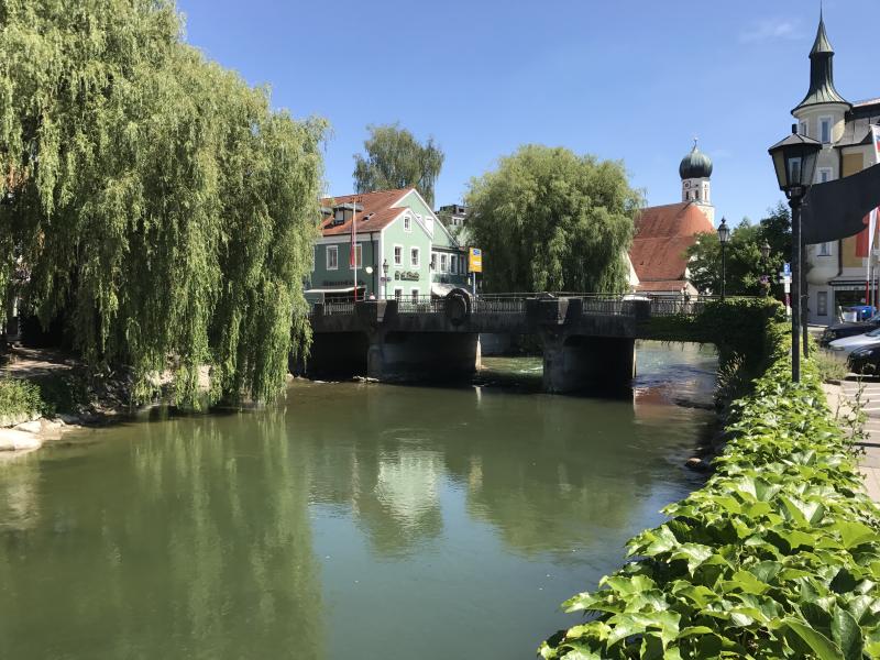 An der Amperbrücke muss ein Kabelschacht ausgetauscht werden. Daher kommt es zwischen 21. und 25. September zu Verkehrsbehinderungen und einer Umleitung im Stadtgebiet.