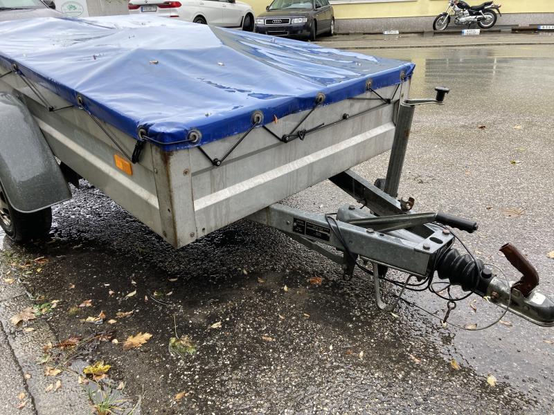 Am Donnerstagvormittag hat sich während der Fahrt auf der Bundesstraße B 471 ein Anhänger mitsamt einer abnehmbaren Anhängerkupplung vom ziehenden Auto gelöst und ist in den Gegenverkehr geraten. 