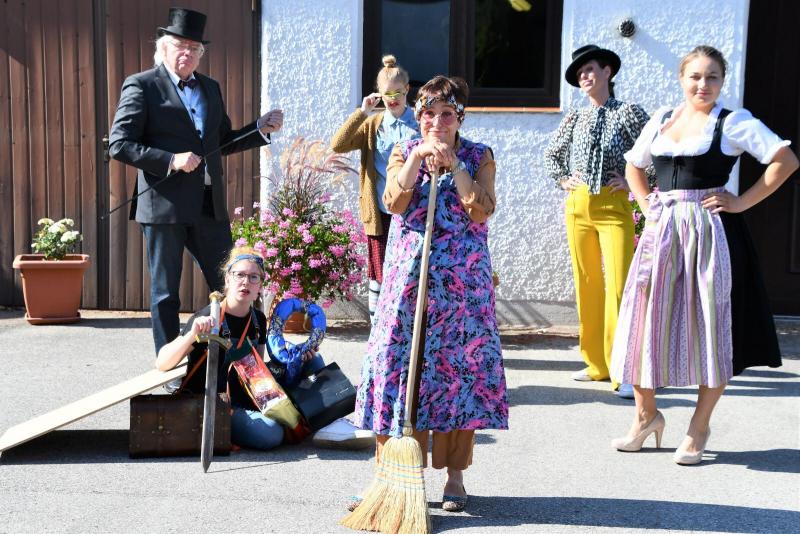 Am Wochenende 10.,/11. Oktober findet das sogenannte „Opening“ nach über einem halben Jahr bedingter Corona-Pause statt, die Wiedereröffnung des Theaters im Rossstall, Augsburger Str. 8.