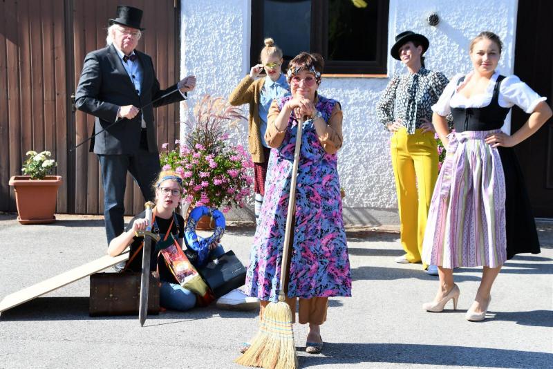 Am Wochenende 10.,/11. Oktober findet das sogenannte  „Opening“ nach über einem halben Jahr bedingter Corona-Pause statt, die Wiedereröffnung des Theaters im Rossstall, Augsburger Str. 8. 