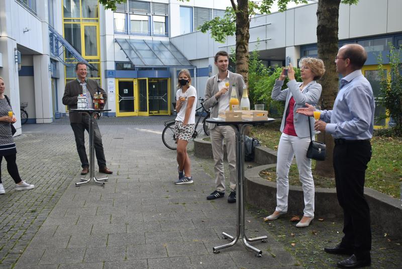 Der DigiClub ist umgezogen: In den vergangenen fünf Monaten wurde in der Gabriele-Münter-Straße 3 eifrig gehämmert, geschraubt und geputzt. Im September wurden die neuen Clubräume des Germeringer Vereins feierlich mit Sektempfang und dem Durchschneiden eines roten Bandes eingeweiht. 