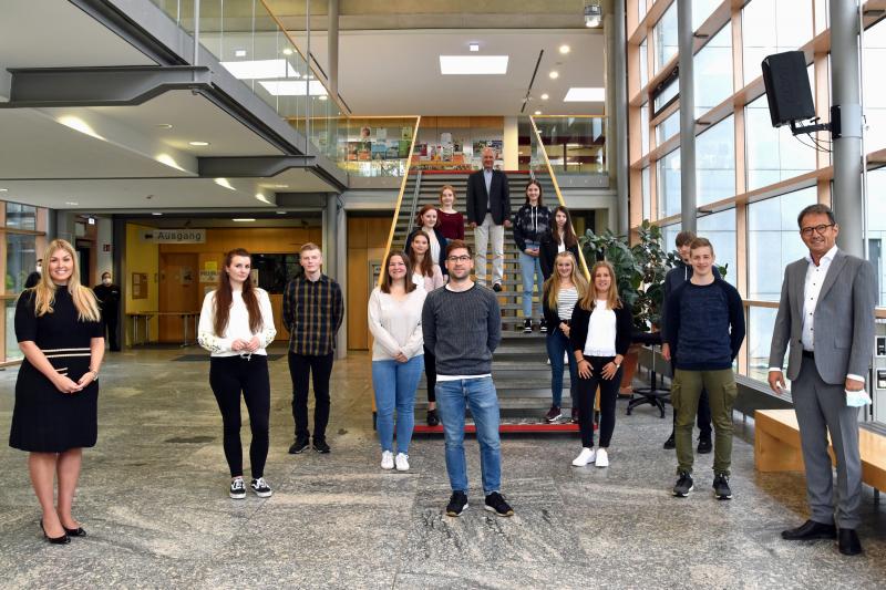 14 junge Menschen haben ihre Ausbildung im Landratsamt Fürstenfeldbruck begonnen. Landrat Thomas Karmasin (vorne rechts außen), Sachbereichsleiterin Yvonne Pongratz (vorne links außen) und Abteilungsleiter Wolfgang Kaufmann (ganz hinten, Mitte) begrüßten sie herzlich.