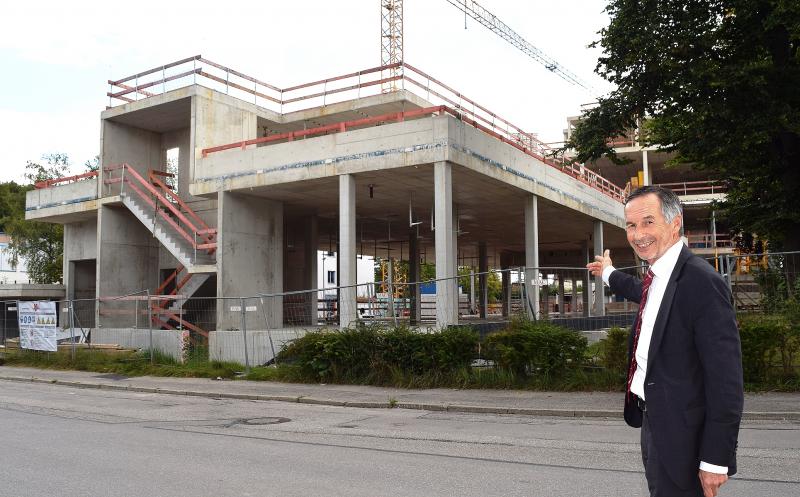 Das neue Wohn-, Ärzte- und Geschäftshaus in Gilchings Ortsmitte nimmt Gestalt an. Der Rohbau ist fertig, jetzt geht es an die Details, erklärte Reinhold Coulon, Vorstand der Raiffeisenbank Gilching, die Bauherr des Gebäudes ist. 