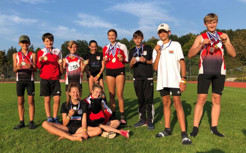 Bei den oberbayerischen Meisterschaften der U14 in Bad Endorf schnitt der TV Emmering als bester Verein der Titelkämpfe mit 7x Gold, 5x Silber und 4x Bronze ab. Erfreulich war dabei, dass neun der zwölf startenden Athleten mit mindestens einer Medaille nach Hause gingen.