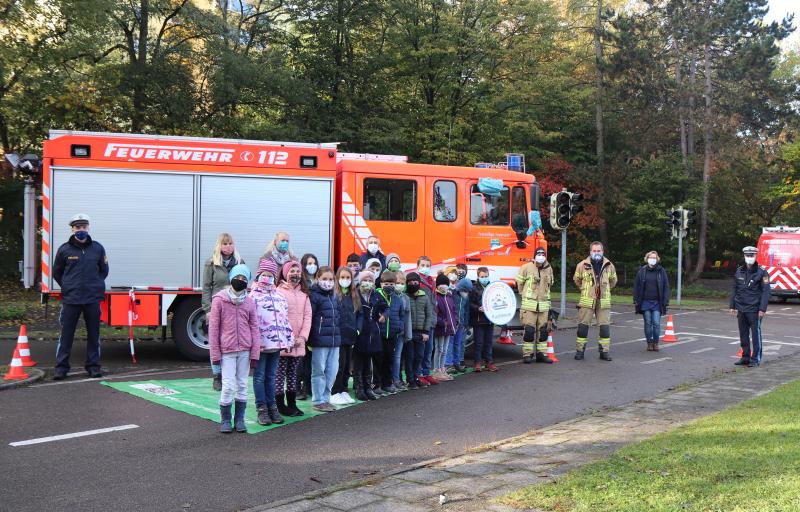 Im Rahmen der Jugendverkehrserziehung schult die Polizeiinspektion Germering gemeinsam mit den Puchheimer Freiwilligen Feuerwehren derzeit die Viertklässler an allen drei Puchheimer Grundschulen zu den Gefahren des sogenannten toten Winkels.