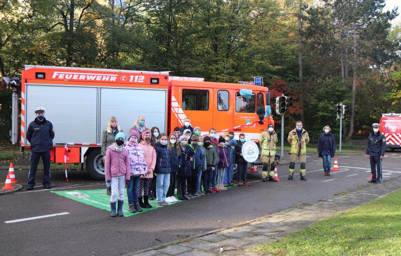 Im Rahmen der Jugendverkehrserziehung schult die Polizeiinspektion Germering gemeinsam mit den Puchheimer Freiwilligen Feuerwehren derzeit die Viertklässler an allen drei Puchheimer Grundschulen zu den Gefahren des sogenannten toten Winkels. 