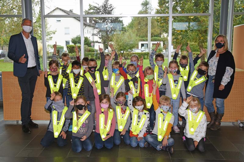 Die Stadtwerke Fürstenfeldbruck haben mit zwei Spendenaktionen das Engagement für die Grundschulen in Fürstenfeldbruck und der Region fortgesetzt.