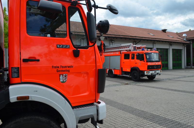 Mittwochfrüh gegen 07.00 Uhr mussten die beiden Feuerwehren aus Germering und Unterpfaffenhofen mit einem Großaufgebot zu einem Häuserbrand ausrücken, weil im Keller eines Mehrfamilienhauses in der Eugen Papst Straße ein Feuer ausgebrochen war. 