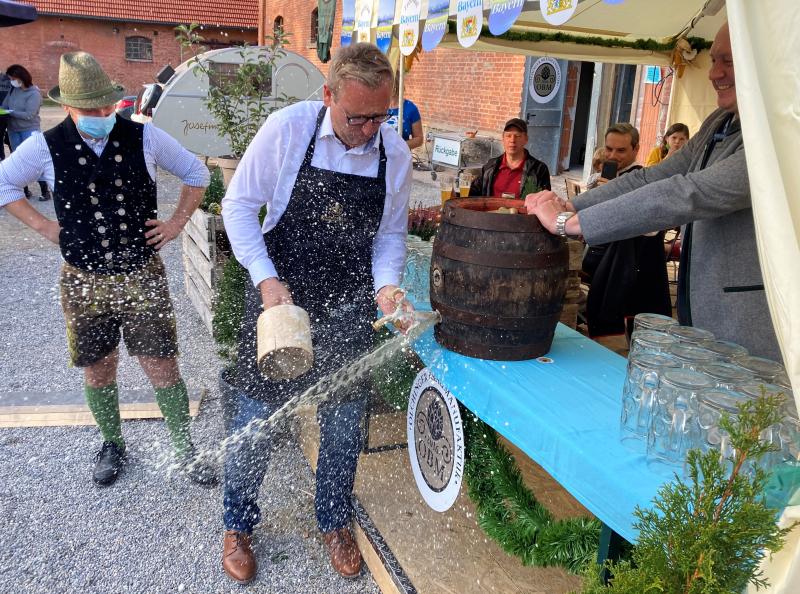 Trotz oder gerade wegen der momentan durchaus herausfordernden Zeiten hat sich das Team der Olchinger Braumanufaktur dazu entschiede in der Zeit vom 1. bis zum 11. Oktober ihr erstes Oktoberfest im Gut Graßlfing zu feiern. Unter Berücksichtigung aller Standards und Vorgaben wird es in diesem Zeitraum an insgesamt 9 Tagen a guade Zeit in besonderen bayerischen Ambiente geben. 