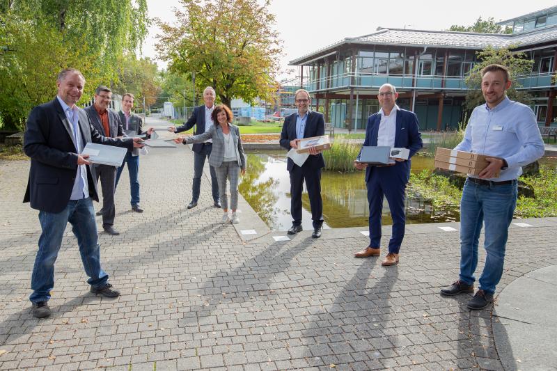 Dank einer Kooperation von Bund und Ländern, ist es dem Landkreis Starnberg möglich, seine Schulen digital aufzurüsten und Laptops zum Verleih an Schüler anzuschaffen. Die Mittel dafür kommen aus einem Sonderbudget, das im Rahmen des Digital-Pakts für das „Lernen zuhause“ vom Bund zur Verfügung gestellt wurde.