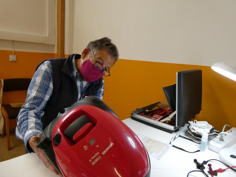 Am kommenden Samstag, den 17. Oktober von 13 bis 16 Uhr stellt das Repair Café Olching einen Luftreiniger auf, der bis zu 99,9 Prozent der Viren und Aeresole aus der Luft entfernt. Damit kann das Repair Café Olching den Besuchern in den Räume in der Heckenstraße 9 in Olching (ehemalige Hauptschule in der Heckenstraße) möglichst viel Sicherheit bieten.