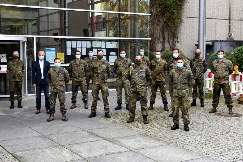 Soldatinnen und Soldaten der Bundeswehr unterstützen laut Pressemitteilung ab sofort das Landratsamt Fürstenfeldbruck bei der Ermittlung der Kontaktpersonen von Infizierten. 