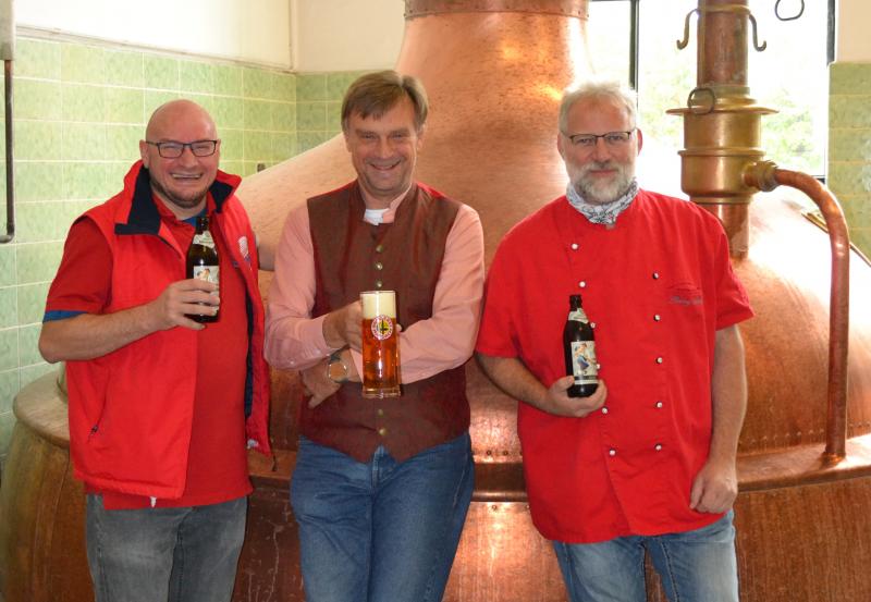 Michael Schweinberger, der Inhaber der Brauerei Maisach (Foto Mitte) stieß am vergangenen Wochenende mit Bräustüberlwirt Harry Faul (rechts) und Siegfried Tafelski, Leiter des Maisacher Getränkemarktes (links) auf das erfolgreiche Ende der Aktion „Volksfestbier“ an