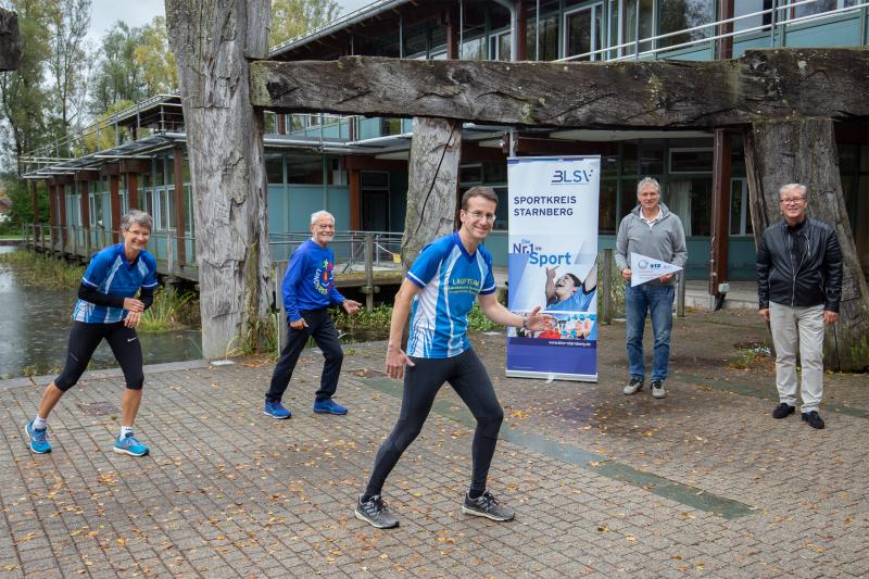 - Am letzten Samstag eröffnete Landrat Stefan Frey zusammen mit dem BLSV-Kreisvorsitzenden Walter Moser, dem Referenten des Landkreislaufes Niki von Dahn und den Mitorganisatoren Jana und Bernhard Frühauf vor dem Landratsamt den 36. Starnberger Landkreislauf Light.