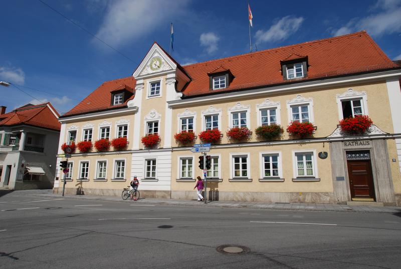 Aufgrund der stark steigenden Infektionszahlen gelten für den Parteiverkehr in der Stadtverwaltung folgende Regelungen: Ab sofort können die Bürger ihre Angelegenheiten in der Stadtverwaltung nur nach vorheriger Terminvereinbarung persönlich regeln.