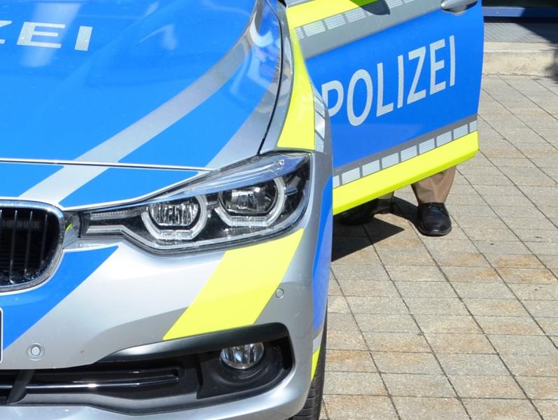 Ein 22-jähriger Olchinger hat am 07.11.2020 abends aufgrund seiner rücksichtslosen Fahrweise einen Verkehrsunfall verursacht. Der junge Mann befuhr mit seiner Mercedes S-Klasse die Augsburger Straße in Fahrtrichtung Lochhausen. 