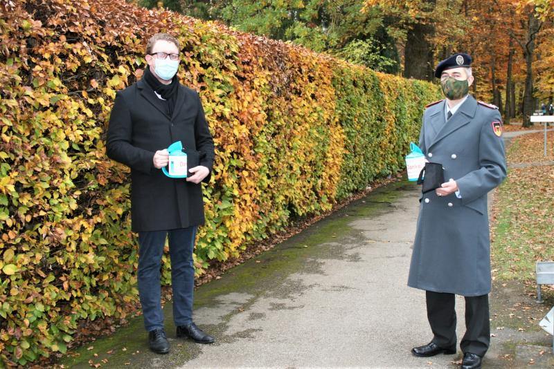 Bundeswehroffiziere des Fliegerhorstes und Vertreter der Stadt Fürstenfeldbruck haben auch in diesem Jahr an Allerheiligen gemeinsam für das Schaffen, Erhalten und die Pflege von Soldatenfriedhöfen Spenden gesammelt. 