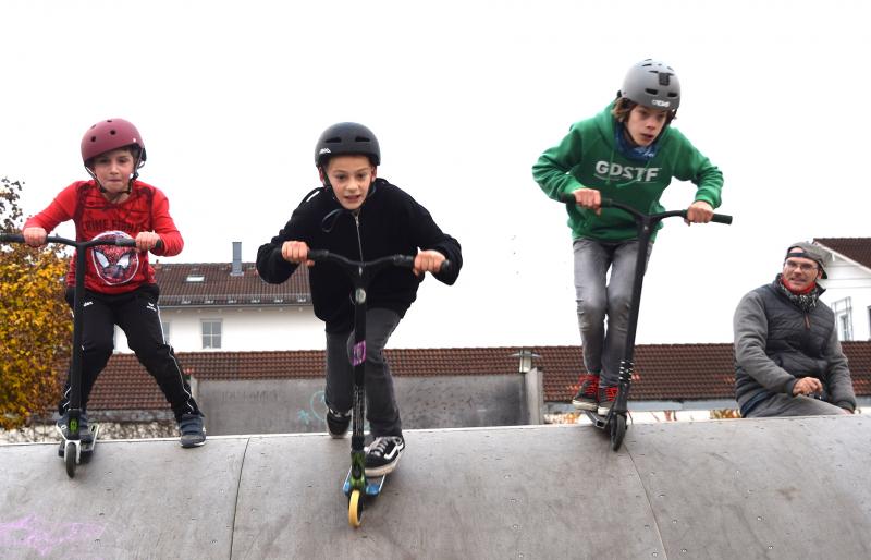 Auch wenn die Skater und Scooter in Gilching im Corona-Jahr einige Einschränkungen in Kauf nehmen müssen, Spaß macht es trotzdem, versichert Wolfi Pfnür. Der 47Jährige Mitarbeiter beim Gilchinger Bauhof hat es sich seit nunmehr 27 Jahren zu eigen gemacht, auf Sauberkeit, Ordnung und Anstands-Regeln zu achten.