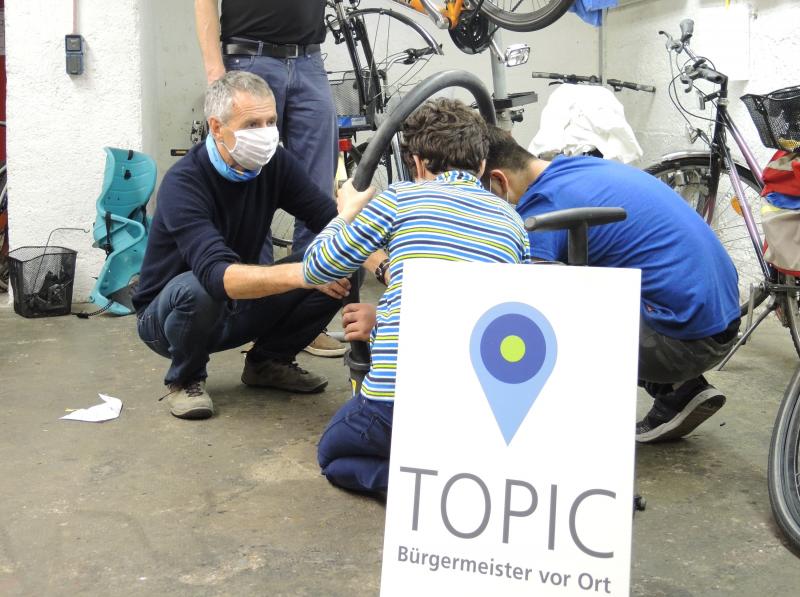  Im Rahmen der Veranstaltungsreihe „TOPIC – Bürgermeister vor Ort“ besuchte Erster Bürgermeister Norbert Seidl auch die Fahrradwerkstatt des Asylhelferkreises. 