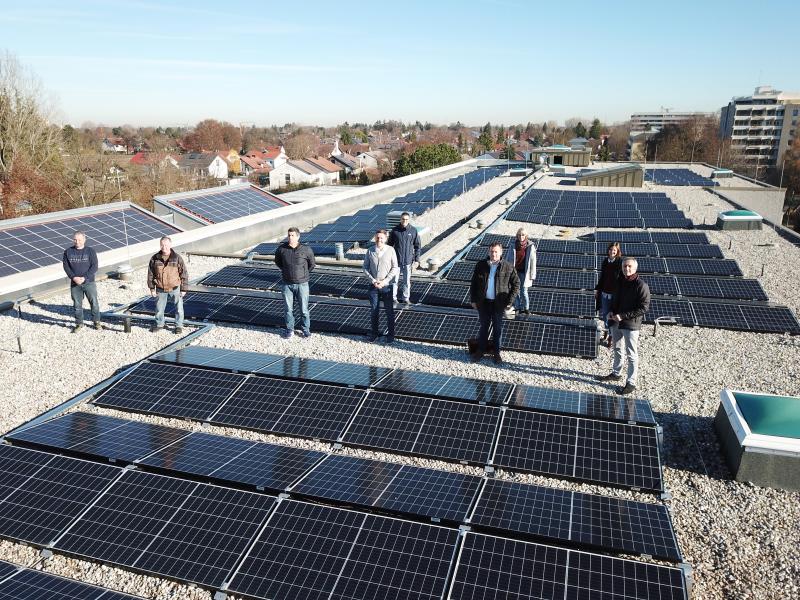 Am Mittwoch, 18. November, wurde die neue Photovoltaik-Anlage auf der Grundschule am Gernerplatz offiziell eingeweiht. 