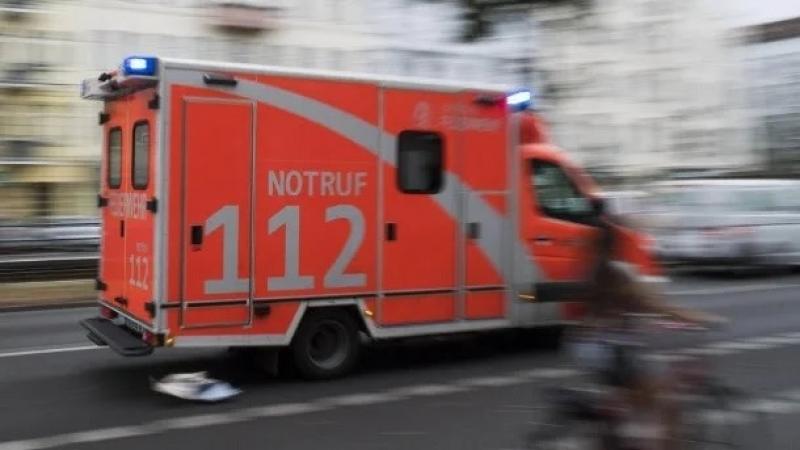 Am Montagmorgen befand sich ein 19-Jähriger alkoholisiert und hilflos am S-Bahnhaltepunkt Heimstetten. Als der Rettungsdienst der Berufsfeuerwehr München eintraf, ging der Mann so aggressiv auf die Sanitäter los, dass er am Boden fixiert werden musste.