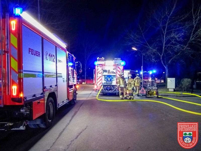 - In der Nacht auf Sonntag mussten nach einem Brand zahlreiche Bewohner eines Hochhauses kurzzeitig aus ihren Wohnungen evakuiert werden. Verletzt wurde niemand. Die Kriminalpolizei geht von einer vorsätzlichen Brandstiftung aus. 