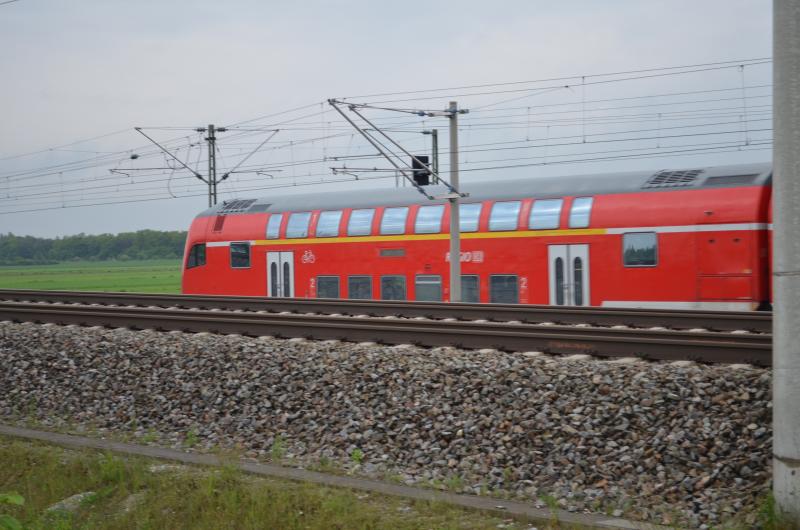 - Aufgrund mehrerer Kinder bzw. Jugendlichen im Gleisbereich leitete ein Güterzug am Dienstagnachmittag zwischen Olching und Gröbenzell, Bahnstrecke München – Augsburg, eine Schnellbremsung ein. Bei Suchmaßnahmen trafen Beamte der Bundespolizei sieben Personen im Alter von 13 bis 19 Jahren an. 