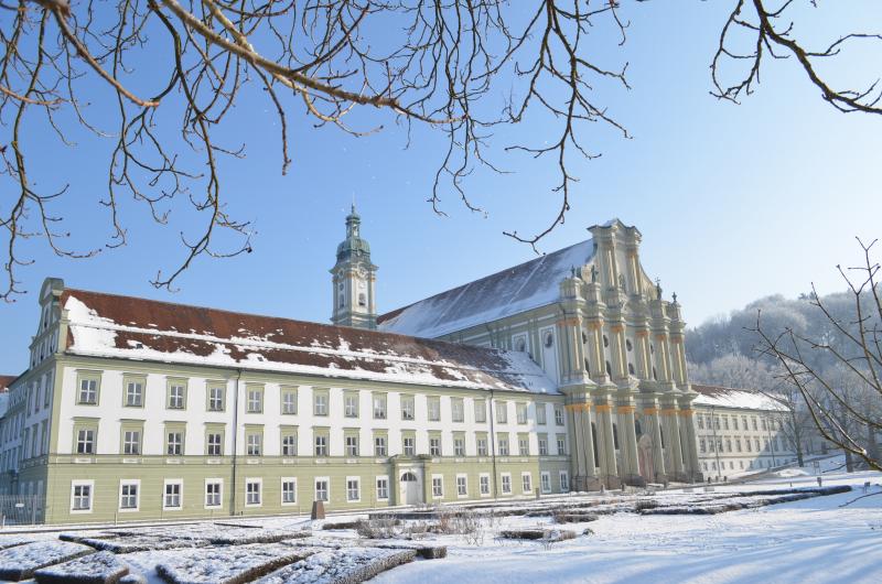 Aufgrund des anhaltend hohen Infektionsgeschehens trotz „Lockdown-Light“ hat die Bayerische Staatsregierung die bayernweiten Maßnahmen verlängert und verschärft. 