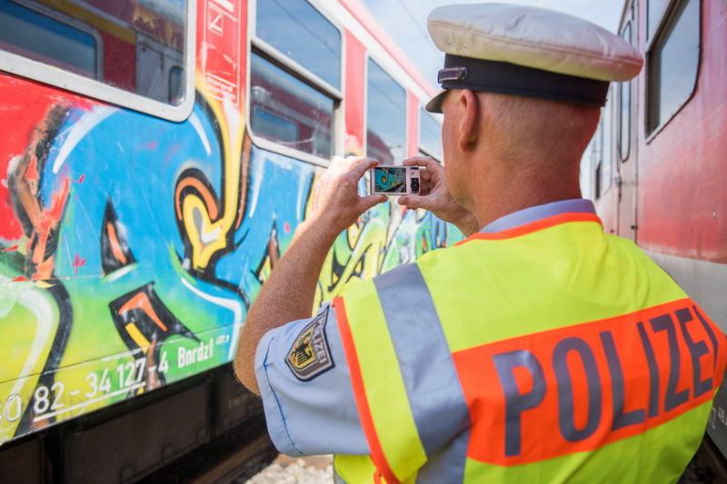 – Am Donnerstagnachmittag beschmierten zwei 14-Jährige sowie ein noch Unbekannter zwischen den S-Bahnhaltepunkten Langwied und Lochhausen Stützpfeiler einer Bahnüberführung sowie die Wand einer Fußgängerunterführung. Ein 57-Jähriger ertappte sie auf frischer Tat, hielt sie fest und informierte umgehend die Bundespolizei.