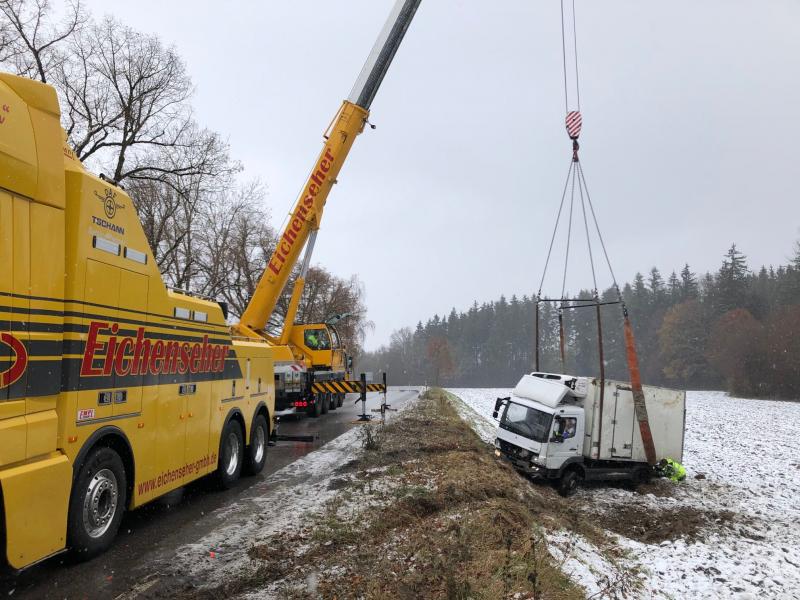 Ein 54-Lkw Fahrer befuhr heute gegen 09.15 Uhr die B2 in Richtung Fürstenfeldbruck. Auf Höhe der Ausfahrt in Richtung Wagelsried kam der Lkw alleinbeteiligt aufgrund der winterlichen Witterungsverhältnisse  ins Schleudern, geriet in den rechts befindlichen Grünstreifen und rutschte anschließend in den rechts befindlichen Graben. 