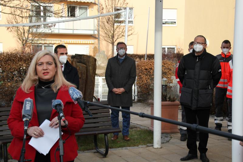 - Im Landkreis Fürstenfeldbruck ist der Auftakt anlässlich der jetzt beginnenden bayernweiten Impfungen gegen das Corona-Virus erfolgt: Im Beisein der Bayerischen Staatsministerin für Gesundheit und Pflege, Melanie Huml, und dem Staatssekretär für Gesundheit und Pflege, Klaus Holetschek, führte der erste Weg des mobilen Impfteams des Bayerischen Roten Kreuz  im Landkreis in eine Einrichtung in Germering.