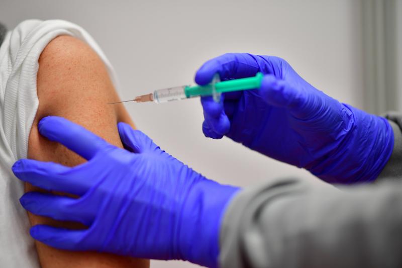 Alle warten auf die Impfungen gegen das Coronavirus, die voraussichtlich am 27. Dezember 2020 starten sollen. Allerdings gibt es bereits Meldungen, dass Betrüger Impfungen gegen Geld anbieten.