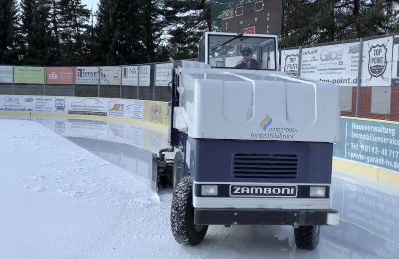 Die Eissaison ist leider beendet. Die Mitarbeiter der AmperOase stellen die Pflege und Kühlung der Eisfläche zum Wochenbeginn ein. 