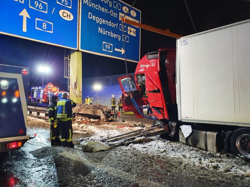 Sonntagabend kam es zu einem folgenschweren Verkehrsunfall auf der BAB 8 in Höhe Geiselbullach. Aus ungeklärter Ursache prallte ein LKW mit Sattelauflieger auf den Pfeiler einer Schilderbrücke an der Abzweigung der BAB 99a Eschenrieder Spange.