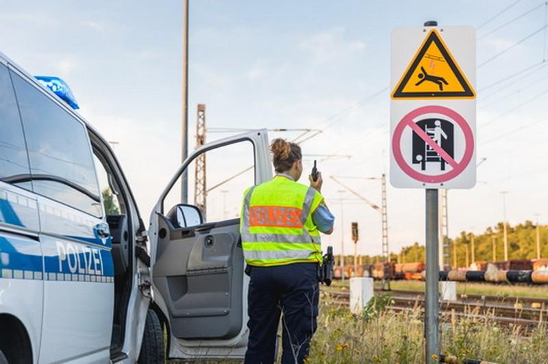 – Donnerstagmittag brachte die Bundespolizei einen orientierungslosen Mann in ein Münchner Klinikum, nachdem dieser zuvor direkt neben den Bahngleisen in der Nähe der S-Bahnhaltestelle Maisach zu Fuß unterwegs war. 