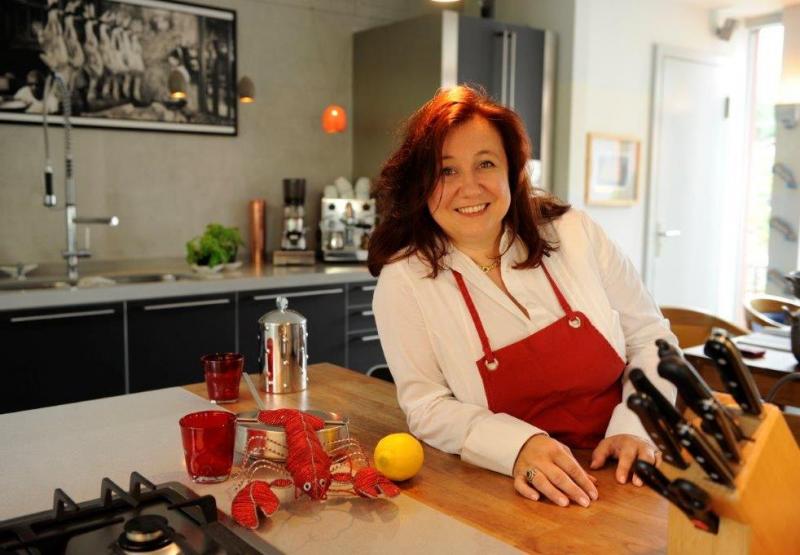Debora Ferrini-Kreitmaier ist gebürtige Italienerin, Sprachdozentin und passionierte Köchin. Bekannt aus der br-Fernsehsendung „Wir in Bayern“ kocht sie mit Charme und Leidenschaft die traditionelle italienisch-umbrische Küche. 