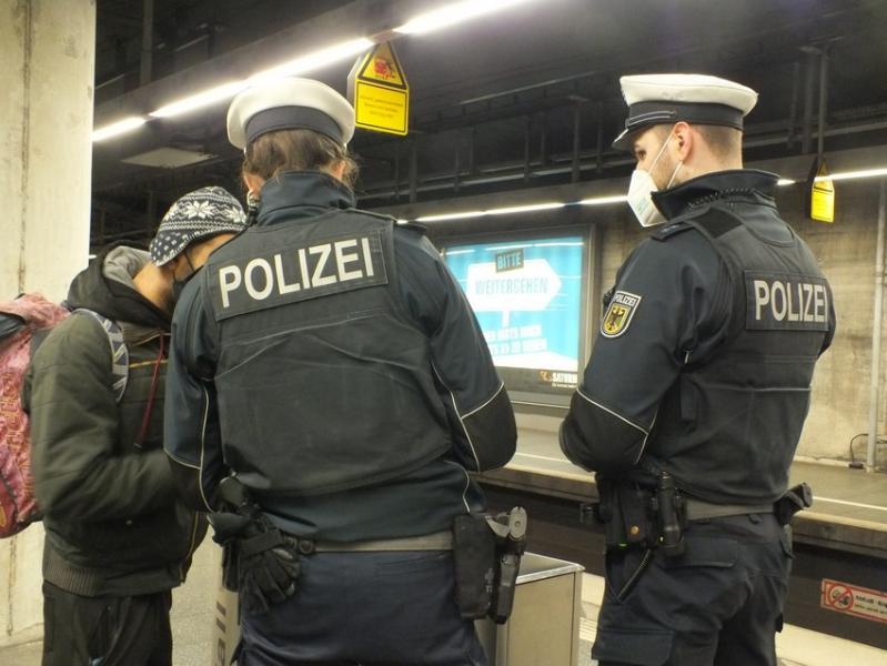 Am Freitagabend kam es in einer S-Bahn zu einer tätlichen Auseinandersetzung. Hintergrund war einmal mehr eine nicht vorhandene Mund-Nase-Bedeckung. Ein 28-Jähriger erlitt leichte Verletzungen; zudem wurde sein Handy und eine Halskette beschädigt.