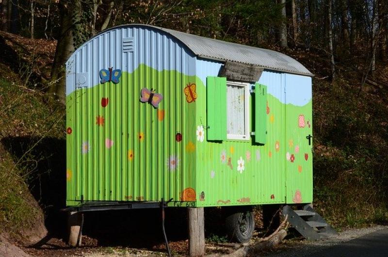 Unbekannte Täter versuchten den Bauwagen des Waldkindergarten in Oberschweinbach aufzubrechen. Zunächst wurde versucht, die Eingangstüre aufzuhebeln, was aber missling. Anschließend versuchte der Täter durch Einschlagen einer Fensterscheibe in den Bauwagen zu gelangen. 