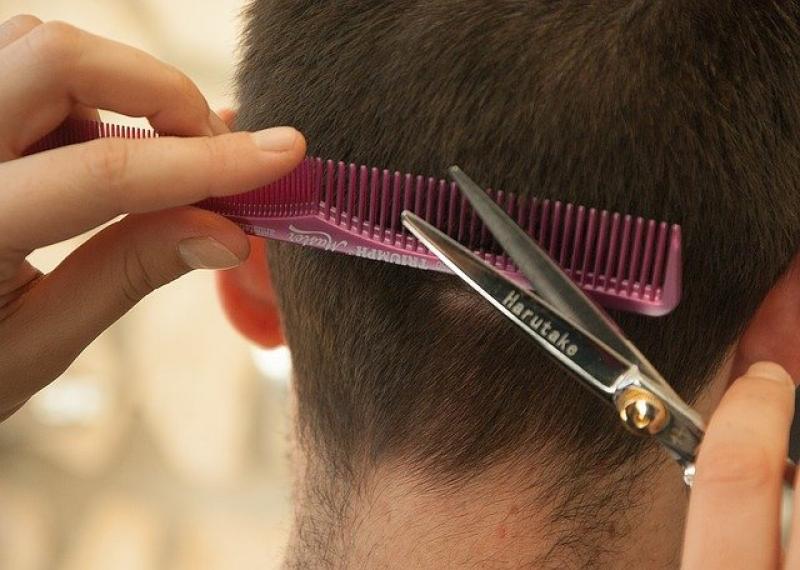 Mit der leisen, aber eindrucksvollen Aktion „Wir lassen das Licht an“ haben bayerische Friseure auf ihr Schicksal hingewiesen.