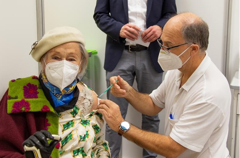 Landrat Stefan Frey wollte dabei sein, wenn im Impfzentrum des Landkreises die ersten über 80-Jährigen außerhalb von Senioren- und Pflegeeinrichtungen geimpft werden. Ruth Owczarek, 98 Jahre aus Herrsching, ist überglücklich: „Für mich ist es eine Selbstverständlichkeit mich impfen zu lassen.