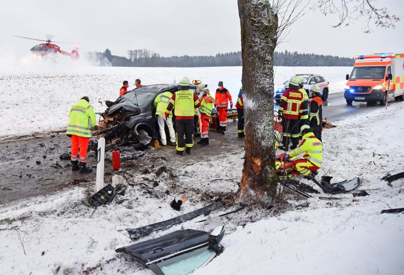 Donnerstagfrüh kam es zu einem schweren Unfall zwischen Mittelstetten und der B2. Ein 66-jähriger Mann aus Mering kam aus noch ungeklärten Gründen von der Straße ab und prallte frontal in einen Baum. 