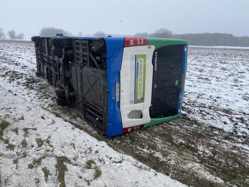 Dienstagnachmittag kam ein Linienbus auf der Straße zwischen Moorenweis und Jesenwang durch eine heftige Windboe von der Straße ab und kippte im anschließenden Acker um.