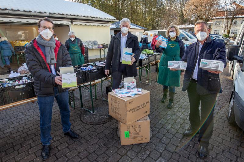 Der Unternehmerverband Wirtschaftsförderung Landkreis Starnberg e.V. (kurz UWS) und die Starnberger Firma Elektro Saegmüller haben 15.000 FFP2-Masken für bedürftige Menschen im Landkreis Starnberg gespendet. Michael Padberg, Vorstandsvorsitzender des UWS, und Gerd Zanker, Geschäftsführer der Elektro Saegmüller GmbH, überreichten Landrat Stefan Frey die Maskenspende im Beisein von Erika Ardelt, der 1. Vorsitzenden der Starnberger Tafel.