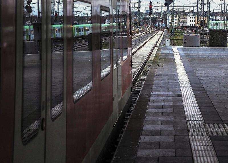 Am gestrigen Montag kam es am Bahnhof Puchheim zu einem tragischen Unfall, bei dem ein Mann ums Leben kam. Kurz nach 15.30 Uhr ging ein 72-jähriger Münchner mit einer Krücke am Bahnhof Puchheim den Bahnsteig in Fahrtrichtung Geltendorf entlang. Kurz bevor ein Regionalzug vorbeifuhr, stürzte der Mann über die Bahnsteigkante ins Gleisbett.